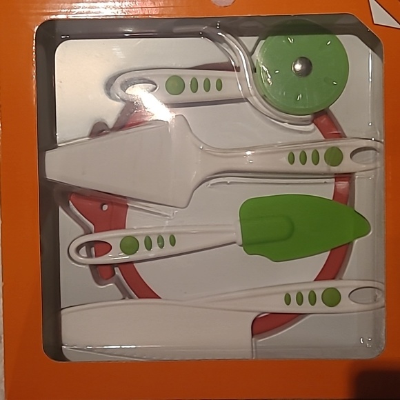 Curious chef 5 piece pizza kit.  Real kitchen tools for kid chefs - Picture 2 of 5